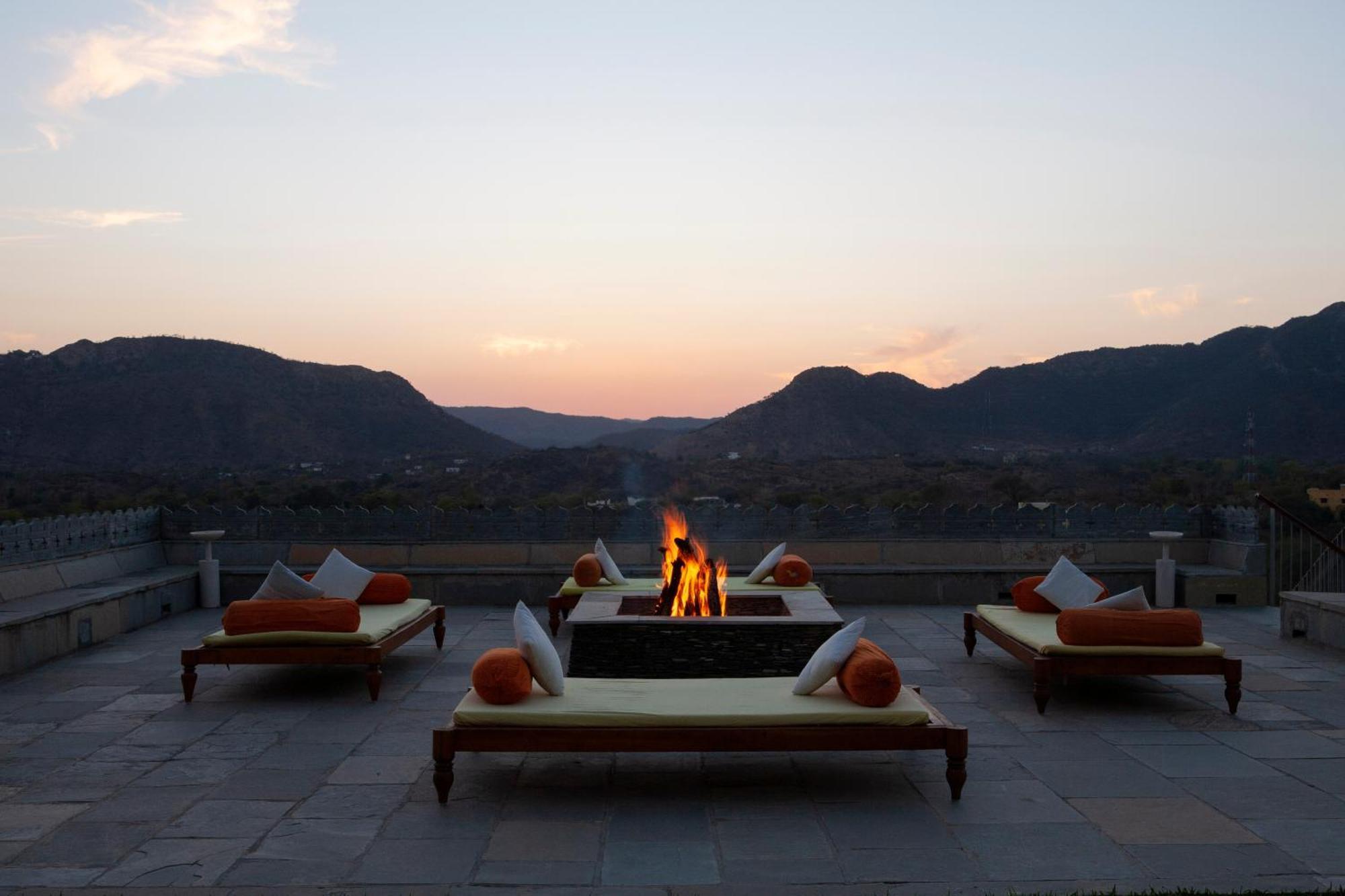 Raas Devigarh Hotel Delwara Exterior photo