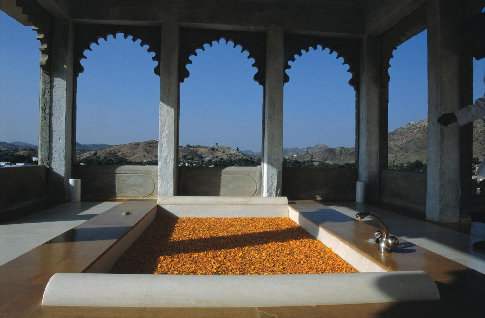 Raas Devigarh Hotel Delwara Exterior photo